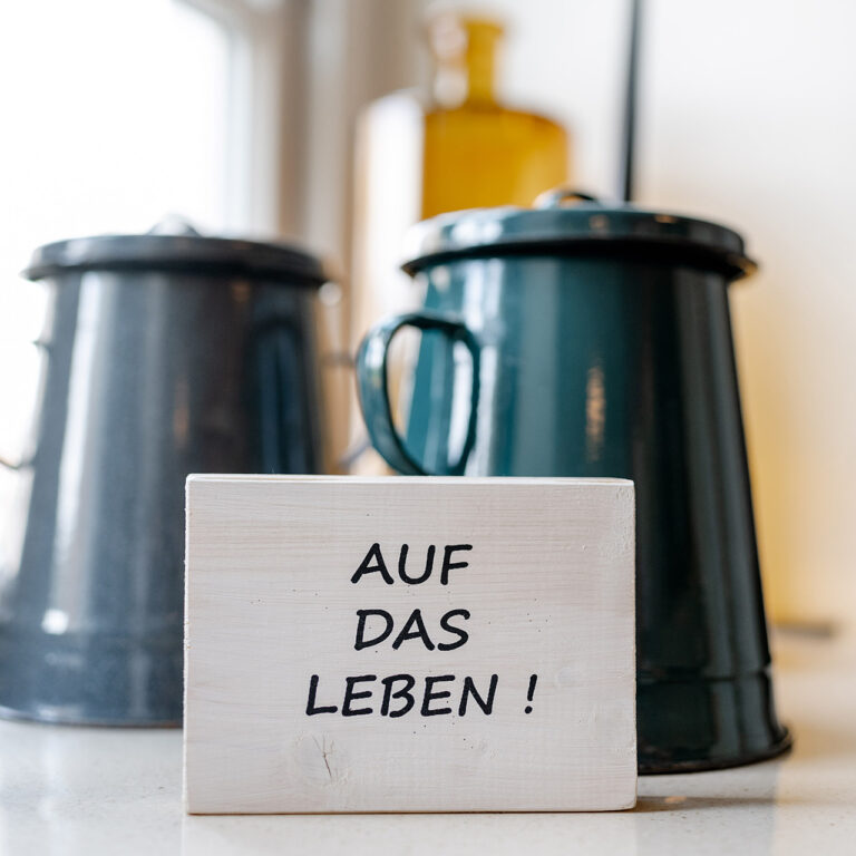 Zwei Kaffeekannen mit Schild "Auf das Leben" im Stadtcafé Lauenburg